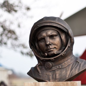 Az első űrhajós szobra Gyulaházán