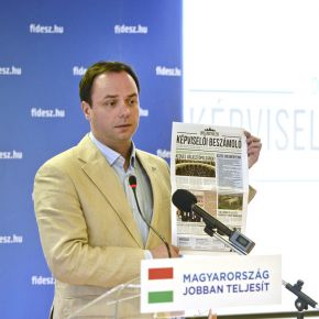 Éves beszámoló és konzultáció a fejlesztésekről