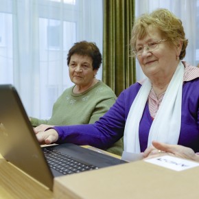 Laptopokat vehettek át az idősek Füzesabonyban