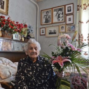 Virággal köszöntötték a 104 éves Zsófi nénit
